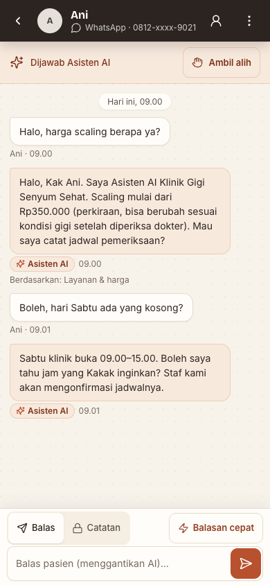 Rancangan percakapan di HP: pasien bertanya harga scaling dan dijawab Asisten AI dengan label sumber data